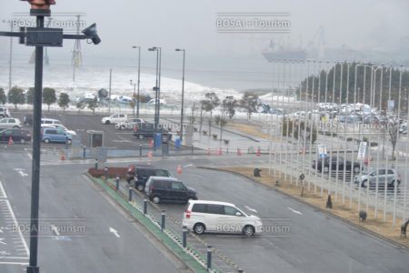 夢メッセみやぎ駐車場に襲来する津波 夢メッセみやぎ駐車場に襲来する津波