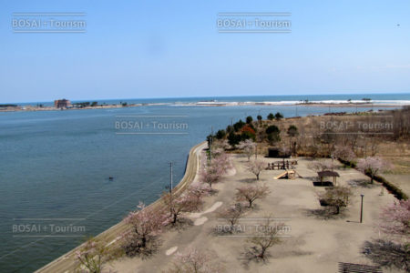 砂に埋まった友楽広場と温泉 砂に埋まった友楽広場と温泉