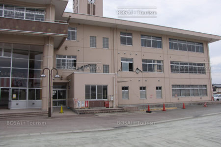 菅谷台小学校被災状況(外観) 菅谷台小学校被災状況(外観)
