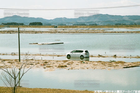 道路に取り残された車 道路に取り残された車