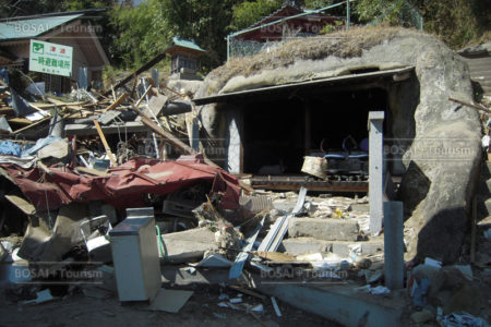 被災した五十鈴神社のいわや(東松島市宮戸) 被災した五十鈴神社のいわや(東松島市宮戸)