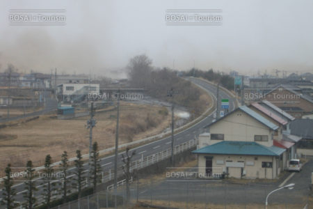 志津川市街地に津波襲来(県南三陸合同庁舎より撮影) 志津川市街地に津波襲来(県南三陸合同庁舎より撮影)