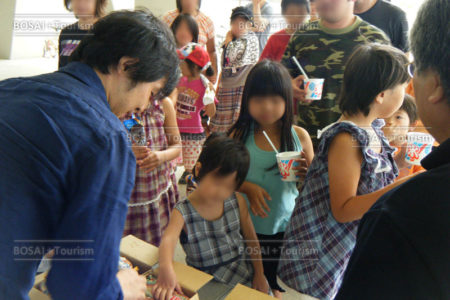 避難所にてアイスクリームを提供する企業社員