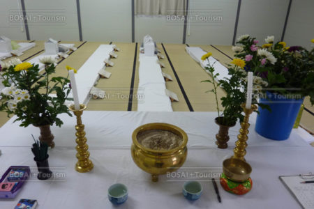ご遺骨安置所に設けられた供花と焼香台(仙台市葛岡墓園内) ご遺骨安置所に設けられた供花と焼香台(仙台市葛岡墓園内)