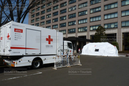 県庁前に設置された救護所(dERU)